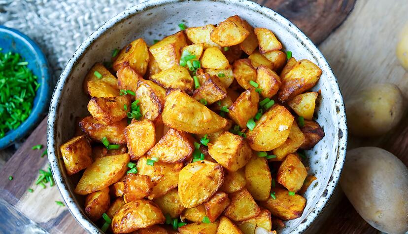 Nur kleine Mengen Fett bekommen Bratkartoffeln per Ölsprüher ab, werden mit Salz und Paprikapulver gewürzt und kommen in den Airfryer: Nach 25 Minuten sind die Kartoffelstücke richtig schön knusprig. Nur kleine Mengen Fett bekommen Bratkartoffeln per Ölsprüher ab, werden mit Salz und Paprikapulver gewürzt und kommen in den Airfryer: Nach 25 Minuten sind die Kartoffelstücke richtig schön knusprig.