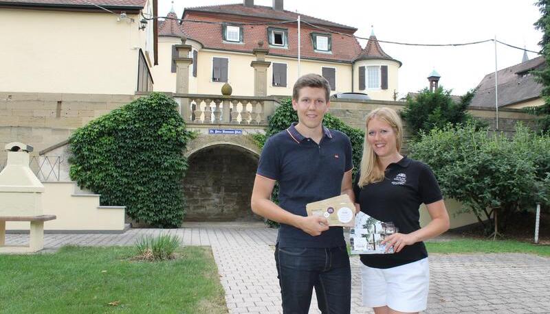 Die vierte Generation der Schlosskellerei Affaltrach organisiert das zweite Festival: Tanja und Marc Baumann im Schlossgarten. Foto: Sabine Friedrich
