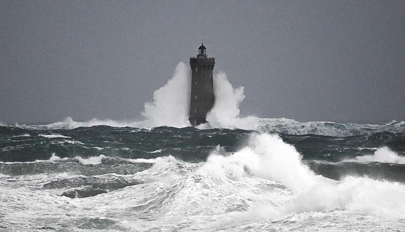 Wellen türmen sich am "Phare du Four" (Leuchtturm der Vier) in Porspoder, Westfrankreich, auf, während der Sturm Ciaran die Region trifft. Das Orkantief «Emir» (international: Ciaran) bedroht Teile von Europa.