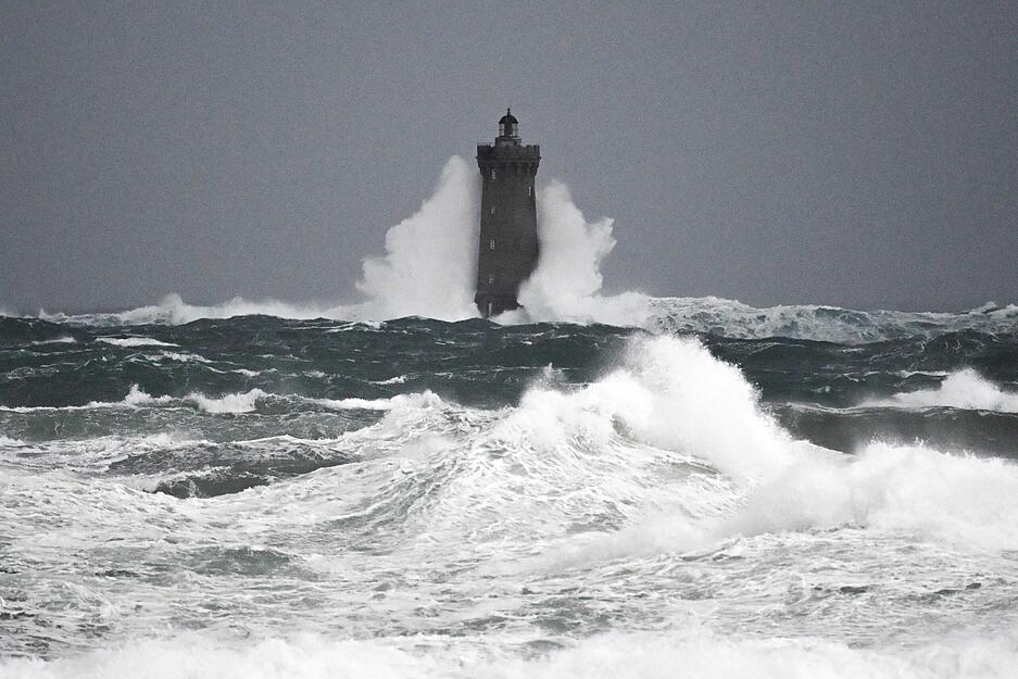 Wellen türmen sich am "Phare du Four" (Leuchtturm der Vier) in Porspoder, Westfrankreich, auf, während der Sturm Ciaran die Region trifft. Das Orkantief «Emir» (international: Ciaran) bedroht Teile von Europa.