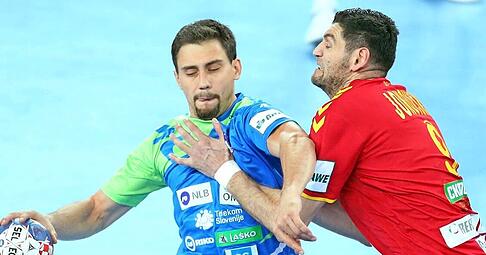 Zupackender Typ: Der Nordmazedonier Ace Jonovski (rechts) war zu seiner aktiven Zeit ein gefürchteter Abwehrspieler.
Foto: dpa