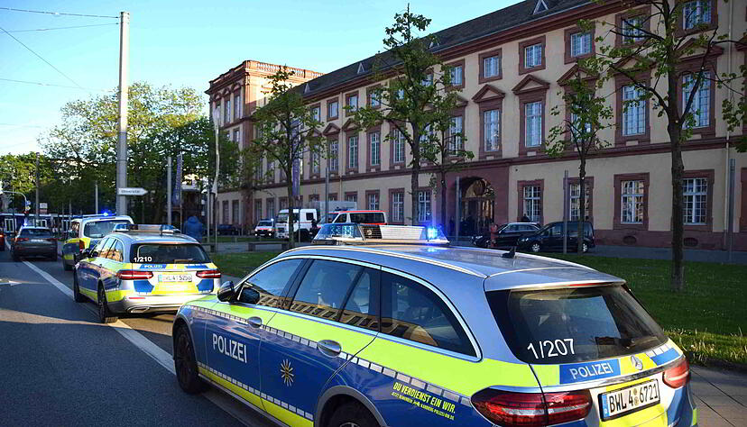 Nach den tödlichen Schüssen auf einen mit einer Machete bewaffneten Mann in einer Mannheimer Universität laufen die Ermittlungen auf Hochtouren. Nach den tödlichen Schüssen auf einen mit einer Machete bewaffneten Mann in einer Mannheimer Universität laufen die Ermittlungen auf Hochtouren.