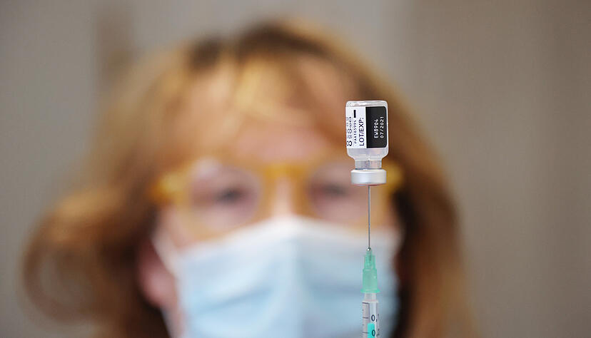 Eine Krankenschwester füllt eine Spritze Impfstoff von Biontech/Pfizer gegen Covid 19 in einer Hausarztpraxis. Foto: dpa