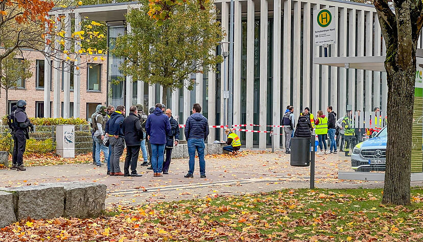 Nach dem Angriff mit einer Schusswaffe an einer Schule in Offenburg ist ein Jugendlicher seinen Verletzungen im Krankenhaus erlegen. Nach dem Angriff mit einer Schusswaffe an einer Schule in Offenburg ist ein Jugendlicher seinen Verletzungen im Krankenhaus erlegen.