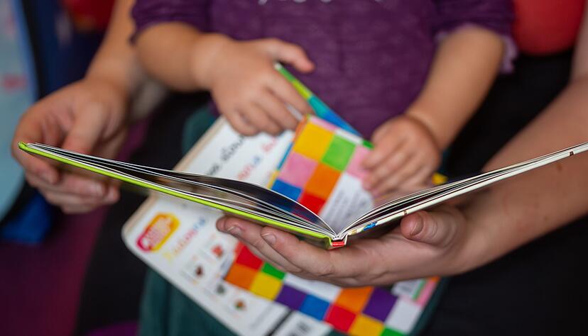 In der Schnuller-Abgew&ouml;hnungsphase k&ouml;nnen Ersatzrituale helfen, etwa ein Buch vorlesen und dabei kuscheln.