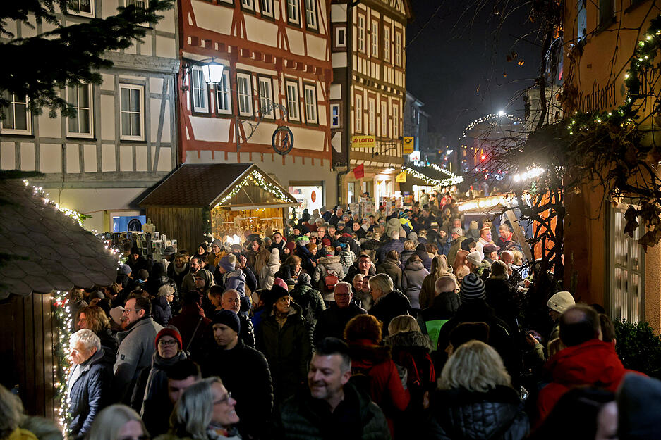 Lange Schlangen durch die Innenstadt gehören zum typischen Bild. Lange Schlangen durch die Innenstadt gehören zum typischen Bild.