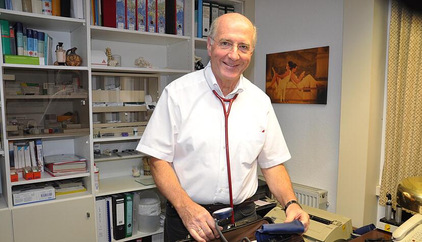 Noch hat er volles Programm. Nach den Sprechzeiten packt Dr. Werner Eckstein seinen Arztkoffer für Hausbesuche.
Foto: Claudia Kostner