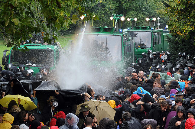 ARCHIV - Ein Wasserwerfer spritzt am 30.09.2010 im Schlossgarten in Stuttgart (Baden-Württemberg) während der Proteste gegen das Bahnprojekt Stuttgart 21 auf Demonstranten. Im Streit zwischen Regierung und Opposition um den Schlossgarten-Untersuchungsausschuss im Landtag will die CDU die Einstellung des Gremiums beantragen. Foto: Marijan Murat/dpa (zu dpa:"CDU will Einstellung des Schlossgarten-Ausschusses beantragen" vom 01.08.2014) +++ dpa-Bildfunk +++ ARCHIV - Ein Wasserwerfer spritzt am 30.09.2010 im Schlossgarten in Stuttgart (Baden-Württemberg) während der Proteste gegen das Bahnprojekt Stuttgart 21 auf Demonstranten. Im Streit zwischen Regierung und Opposition um den Schlossgarten-Untersuchungsausschuss im Landtag will die CDU die Einstellung des Gremiums beantragen. Foto: Marijan Murat/dpa (zu dpa:"CDU will Einstellung des Schlossgarten-Ausschusses beantragen" vom 01.08.2014) +++ dpa-Bildfunk +++