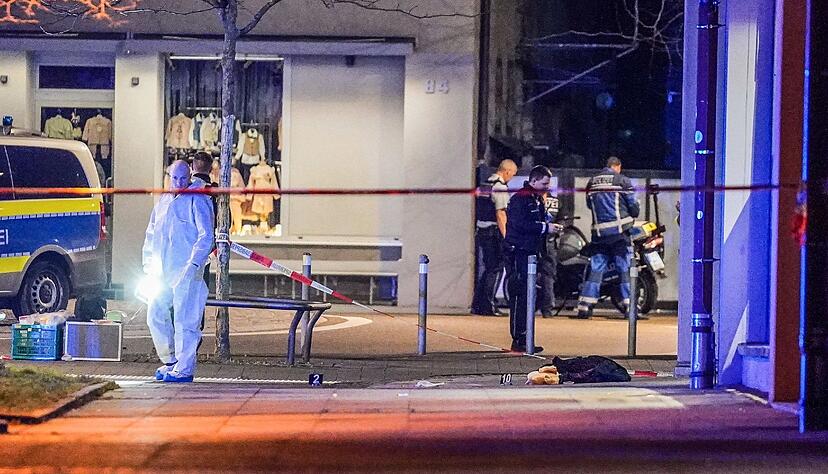 Ein Mitarbeiter der Spurensicherung leuchtet den m&ouml;glichen Tatort aus.