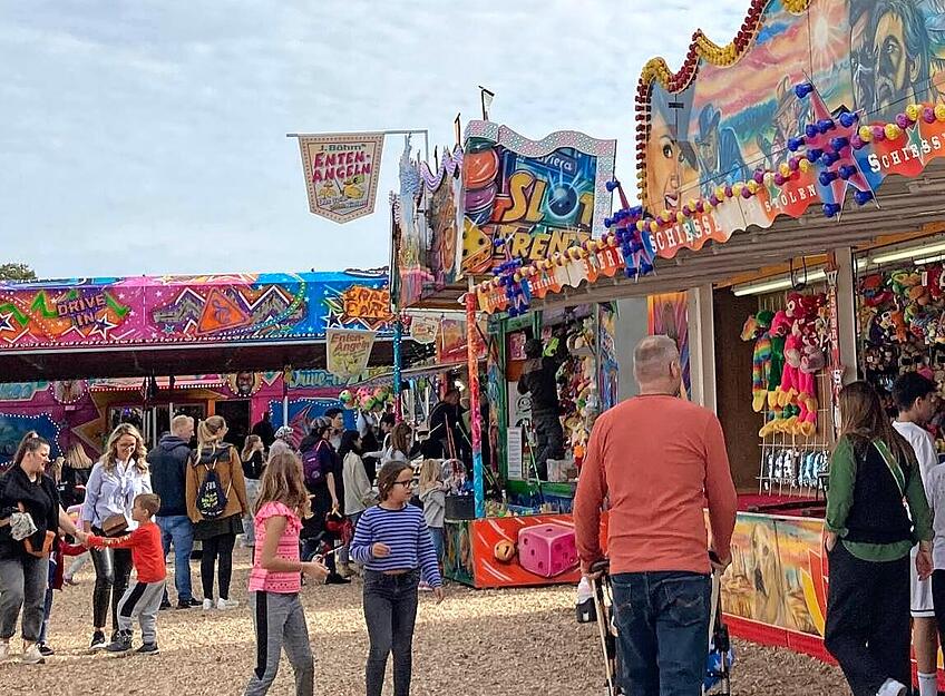 Der Flohmarkt hat Sonntag ab 7 Uhr aufgebaut und ist Ziel der Schnäppchenjäger. Die Buden auf dem Vergnügungspark sind Magnet für die Familien.
Foto: Tscherwitschke