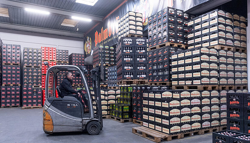 Mit dem Stapler verfrachtet Lewend Sljivnjak die abgef&uuml;llten Flaschen palettenweise im Lager. Um die 350 Paletten sind hier f&uuml;r Handel und Gastronomie vorr&auml;tig.