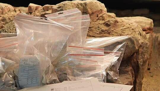 In kleinen Tütchen werden die Mörtelproben gesammelt und beprobt. Stammt der Mörtel aus der gleichen Zeit wie die gefundenen Knochen?