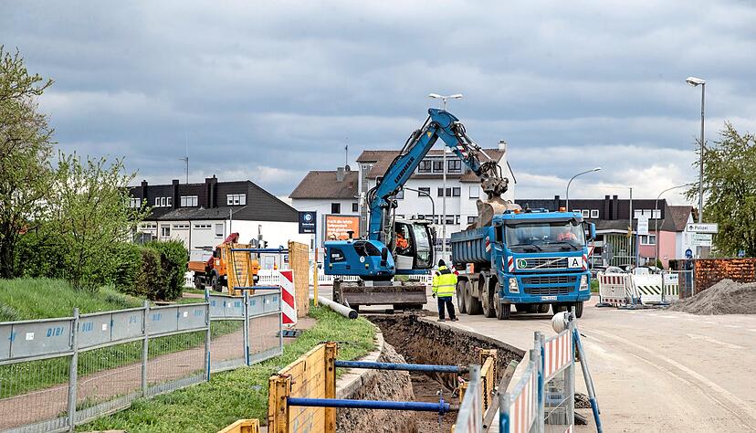 Noch bis November hinein werden in der Saarbrückener Straße zwischen Böckingen und Frankenbacher Dörnle Leitungen verlegt und Beläge erneuert.