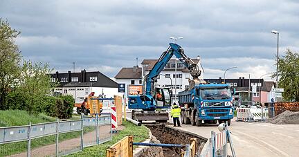 Noch bis November hinein werden in der Saarbrückener Straße zwischen Böckingen und Frankenbacher Dörnle Leitungen verlegt und Beläge erneuert. Noch bis November hinein werden in der Saarbrückener Straße zwischen Böckingen und Frankenbacher Dörnle Leitungen verlegt und Beläge erneuert.