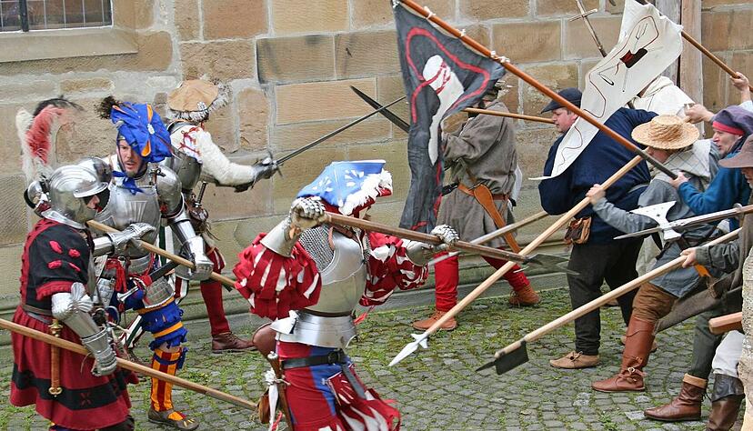 So wird es zugehen am 3. Mai, wenn Geschichte unter dem Motto „Sturm auf Weinsberg“ lebendig wird. Zuschauer können nachverfolgen, was an Blutostern 1525 geschah, als Bauern sich gegen die Obrigkeit erhoben. So wird es zugehen am 3. Mai, wenn Geschichte unter dem Motto „Sturm auf Weinsberg“ lebendig wird. Zuschauer können nachverfolgen, was an Blutostern 1525 geschah, als Bauern sich gegen die Obrigkeit erhoben.