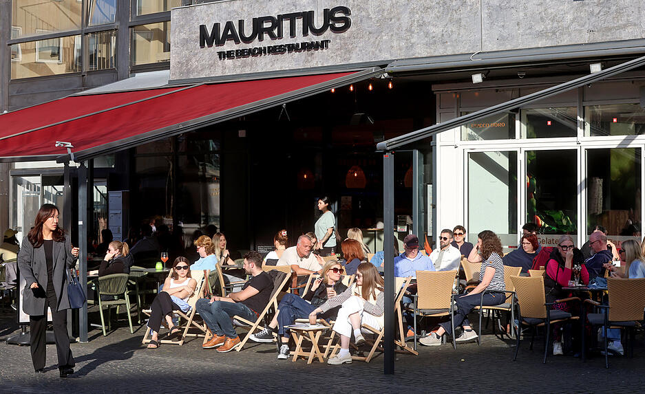 Die Au&szlig;engastronomie profitiert vom warmen Februartag - so wie in den Lokalen und Caf&eacute;s am Marktplatz.