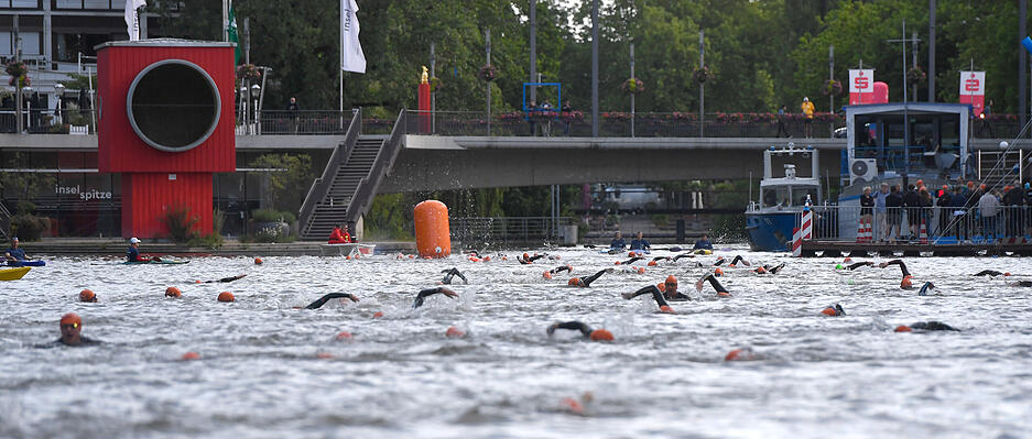 VR-Bank-Triathlon in Heilbronn: Bilder vom Schwimmen im Neckar, von der Rad- und der Laufstrecke