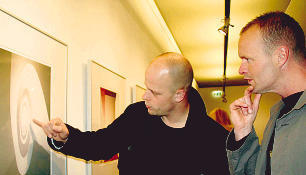 Die Arbeiten von Dietmar Strauß geben den Betrachtern Rätsel auf. Die Ausstellung in der VHS Neckarsulm läuft noch bis 21. Dezember.
Foto: Waltraud Langer Die Arbeiten von Dietmar Strauß geben den Betrachtern Rätsel auf. Die Ausstellung in der VHS Neckarsulm läuft noch bis 21. Dezember.
Foto: Waltraud Langer