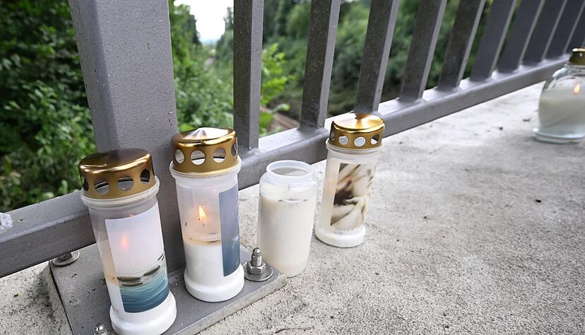 Am Unglücksort nach dem Zugunfall in Riedlingen erinnern Kerzen an die Opfer. Am Unglücksort nach dem Zugunfall in Riedlingen erinnern Kerzen an die Opfer.