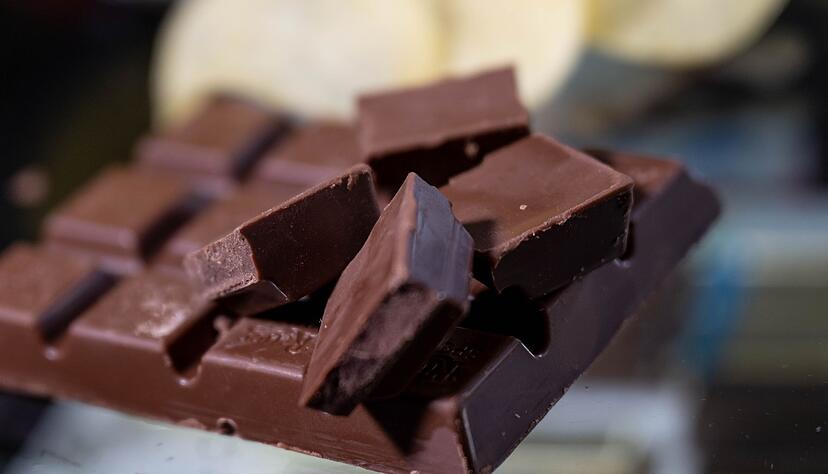 Viele Menschen in Deutschland naschen gern Schokolade - nicht nur abends auf der Couch. (Archivbild)