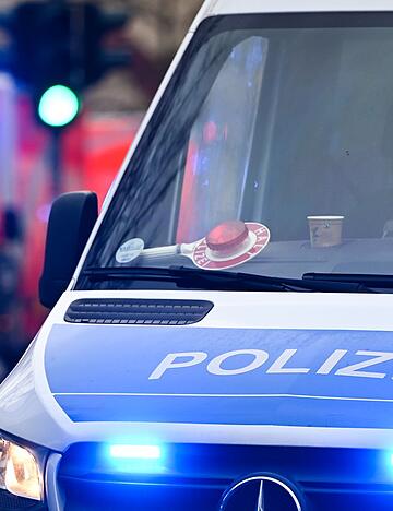 Die Polizei sucht nach dem Unfall nach Zeugen. (Symbolbild)