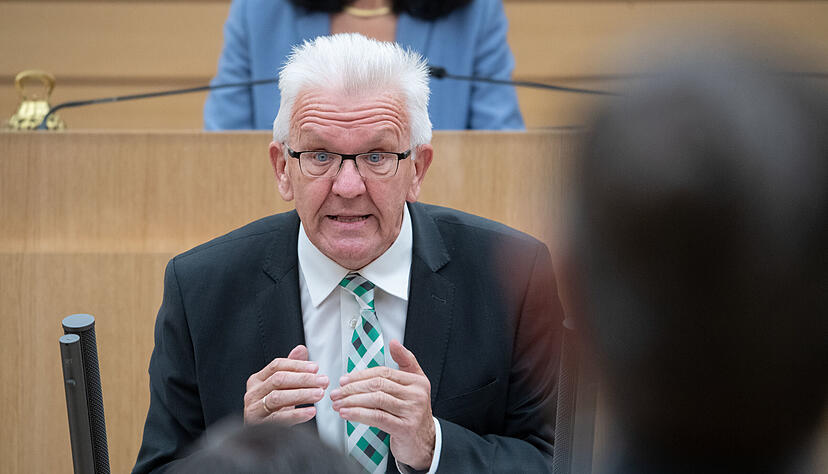 Ministerpräsident Winfried Kretschmann hat die verschärften Corona-Maßnahmen im Landtag verteidigt und appelliert, auf vermeidbare Reisen zu verzichten. Foto: dpa Ministerpräsident Winfried Kretschmann hat die verschärften Corona-Maßnahmen im Landtag verteidigt und appelliert, auf vermeidbare Reisen zu verzichten. Foto: dpa