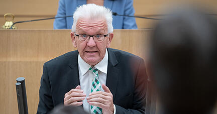 Ministerpr&auml;sident Winfried Kretschmann hat die versch&auml;rften Corona-Ma&szlig;nahmen im Landtag verteidigt und appelliert, auf vermeidbare Reisen zu verzichten. Foto: dpa