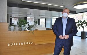 Das Bürgerbüro im Rathaus wird im Film zur Bankfiliale. Bürgermeister Ralf Steinbrenner freut sich darüber, dass in Leingarten gedreht wird. Foto: Claudia Kostner Das Bürgerbüro im Rathaus wird im Film zur Bankfiliale. Bürgermeister Ralf Steinbrenner freut sich darüber, dass in Leingarten gedreht wird. Foto: Claudia Kostner