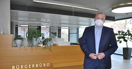 Das Bürgerbüro im Rathaus wird im Film zur Bankfiliale. Bürgermeister Ralf Steinbrenner freut sich darüber, dass in Leingarten gedreht wird.
Fotos: Claudia Kostner