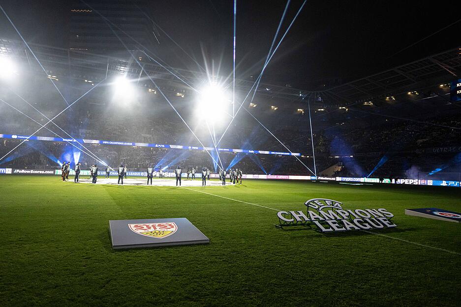 Vor dem Spiel des VfB Stuttgart bei Slovan Bratislava gab es eine Lichtershow im Stadion.