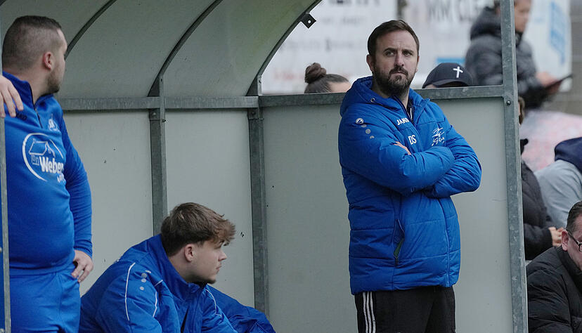 Einen ernüchternden Nachmittag in Eppelheim erlebte Kirchardts Trainer Denis Schwager (rechts).
