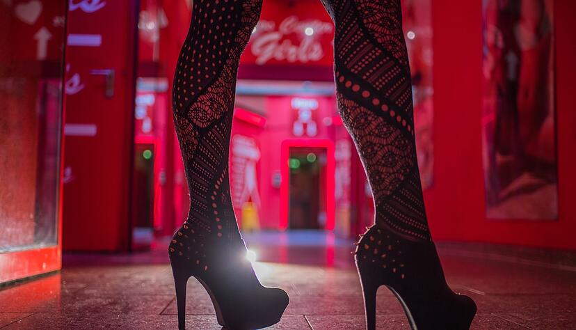 Eine Frau soll trotz einer HIV-Infektion Sex gegen Geld angeboten haben. (Symbolbild)