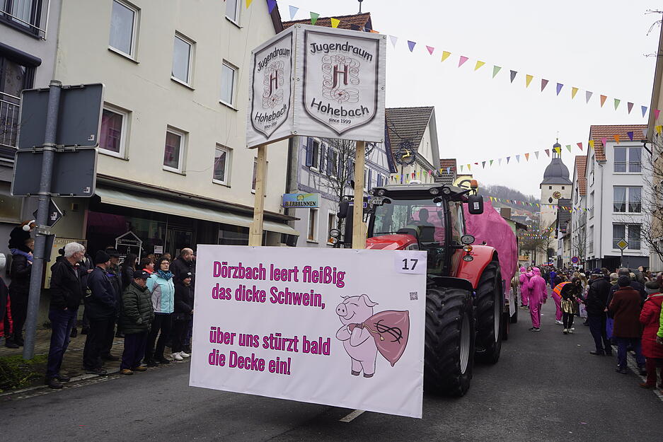 Festumzug in D&ouml;rzbach: Zuschauer genie&szlig;en den traditionellen Fr&uuml;hjahrspferdemarkt