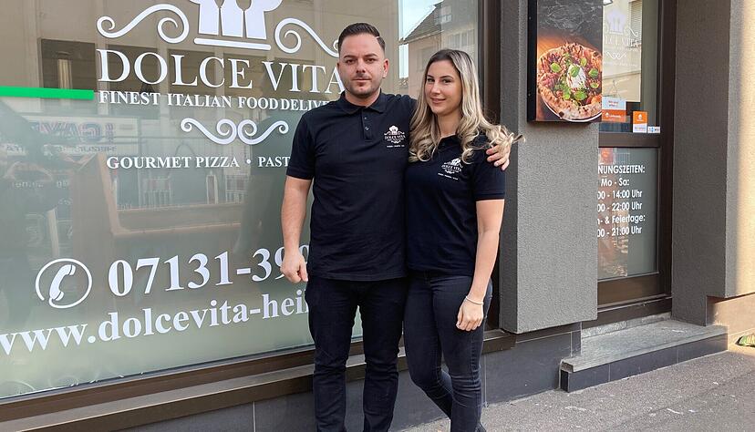 Celal Ünal und Franziska Müller vor dem Pizza-Lieferdienst Dolce Vita in der Heilbronner Wollhausstraße. Celal Ünal und Franziska Müller vor dem Pizza-Lieferdienst Dolce Vita in der Heilbronner Wollhausstraße.
