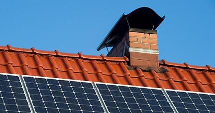 Eine Solaranlage auf einem Hausdach. Foto: Patrick Pleul