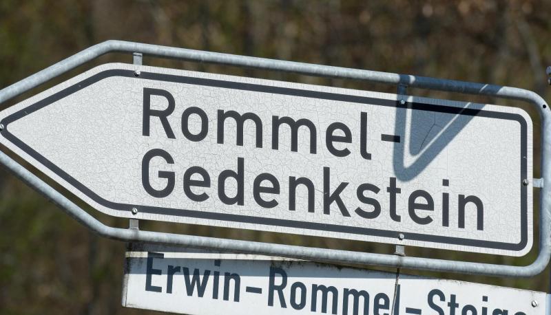Auf dem Friedhof weist ein Schild den Weg zum Grab von Erwin Rommel.