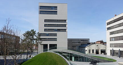 Die Sonne scheint, der Campus wirkt nahezu wie ausgestorben an diesem Tag. Auch das DHBW Center for Advanced Studies und die Hochschule stellen den Betrieb weitgehend ein und folgen damit den anderen Einrichtungen. Die Bibliothek ist nur noch f&uuml;r die schnelle Ausleihe ge&ouml;ffnet.