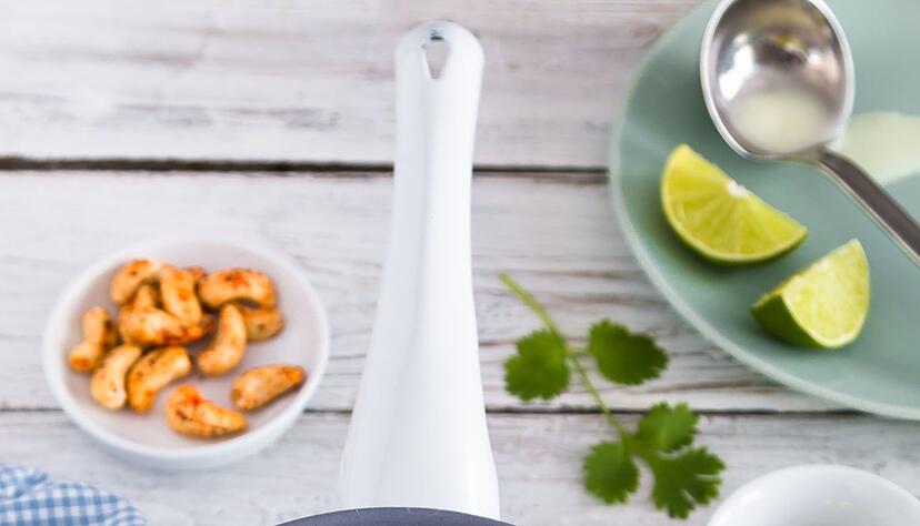 Für die Spargel-Ingwer-Kokossuppe mit Koriander-Limetten-Öl und gerösteten Cashewkernen als Vorspeise braucht es keinen tiefen großen Teller, sondern kleine Töpfchen oder Kaffeetassen.