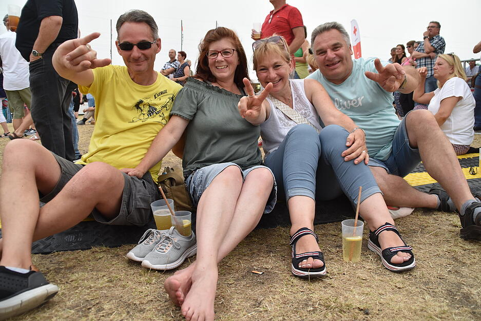 Die Schuhe werden zum Getränkehalter, und dann wird barfuß getanzt, bis der braungebrannte Rasen raucht: Das ist echte Festival-Atmosphäre.