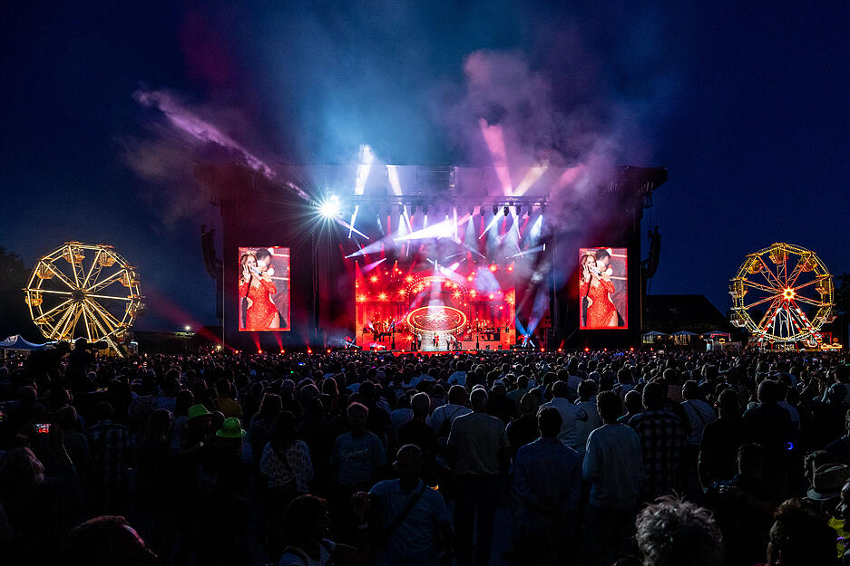 Schlagersängerin Andrea Berg macht am Wochenende in der Wir-machen-Druck-Arena in Aspach Halt. Am Freitag erwartete 17.000 Fans eine fulminante Show mit Feuerwerk und Showeinlagen.