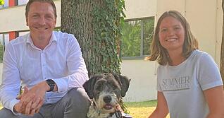 Die zwei Jahre alten Yuna arbeitet in den Bad Rappenauer Kurkliniken gemeinsam mit der Psychologin Nadine Abendschein. Für Verwaltungsleiter Ingmar Schiedel ein großer Gewinn. Die zwei Jahre alten Yuna arbeitet in den Bad Rappenauer Kurkliniken gemeinsam mit der Psychologin Nadine Abendschein. Für Verwaltungsleiter Ingmar Schiedel ein großer Gewinn.