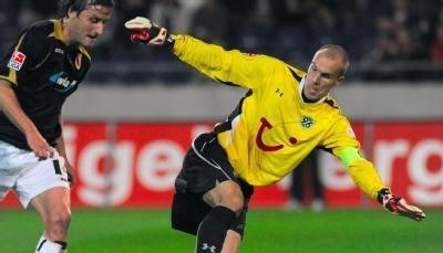 Hannovers Torhüter Robert Enke (r) will den Cottbuser Dusan Vasiljevic vom Ball trennen.