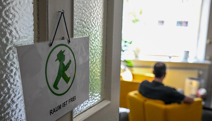 Offene T&uuml;ren, neue Perspektiven: Menschen mit Suizidgedanken m&ouml;chten nicht unbedingt sterben. Vielmehr wollen sie unter den gegebenen &ndash; oder von ihnen so erlebten &ndash; Umst&auml;nden nicht mehr weiterleben. Suizidalit&auml;t sollte man nicht totschweigen, sondern dar&uuml;ber reden.