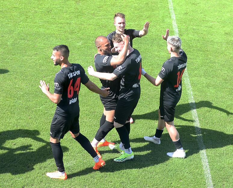 Nach Spielschluss gibt es bei Türkspor Neckarsulm kein Halten mehr.
