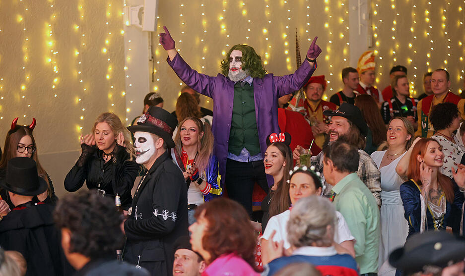 Die G&auml;ste feiern bei der Prunksitzung der Carneval-Gesellschaft Heilbronn mit.