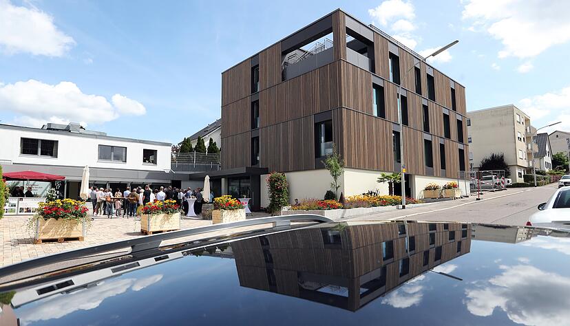 Das Gästehaus mit seiner spielerischen Fassade aus pigmentierter Weißtanne ist ein markanter Eckpunkt an der Ecke Spitzweg-/Uhdestraße in Sontheim.
Fotos: Andreas Veigel