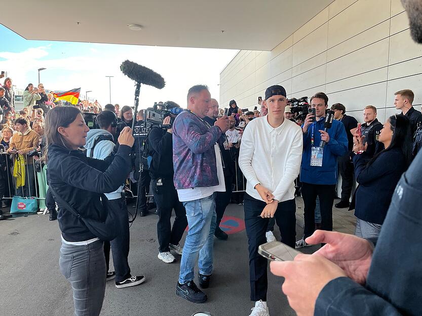 Soll erfüllt: Nico Schlotterbeck hat in Stuttgart einen Tag vor dem Viertelfinale gegen Spanien Autogramme verteilt. Soll erfüllt: Nico Schlotterbeck hat in Stuttgart einen Tag vor dem Viertelfinale gegen Spanien Autogramme verteilt.