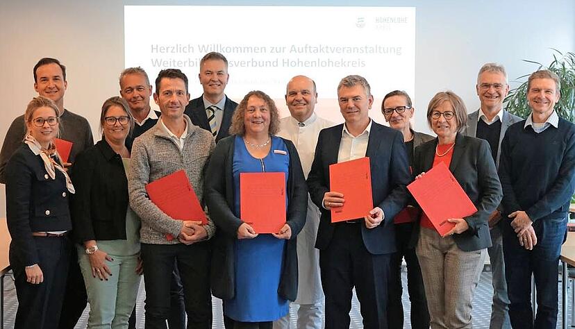 Bei der Einf&uuml;hrungsveranstaltung sind in roten Mappen die Kooperationsvertr&auml;ge mit den &Auml;rzten verteilt worden.