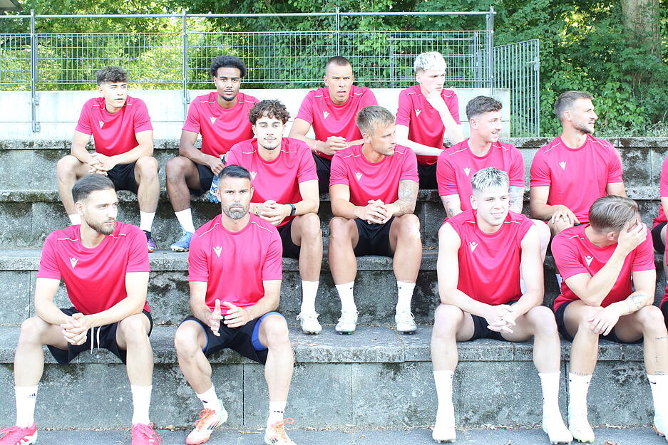 Die im ersten Training anwesenden Spieler von Türkspor Neckarsulm werden von der Vorstandschaft begrüßt.