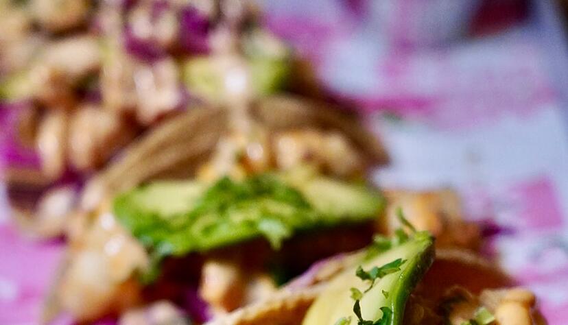 Es muss nicht immer gezupftes Fleisch sein: Auch kleine gebratene Fisch-Flöckchen mit Avocado machen den Taco lecker.